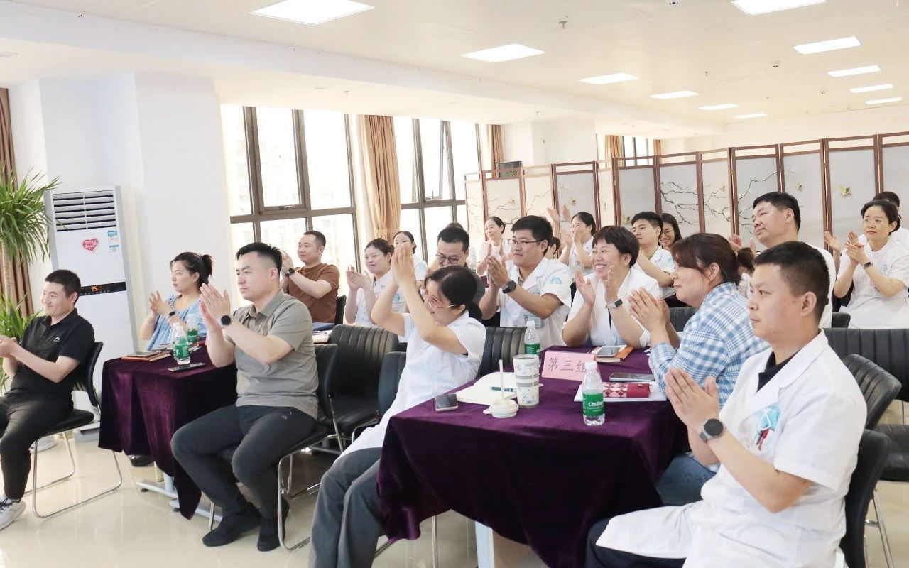 在郑州誉美肿瘤医院这片希望的医疗沃土上，智慧与奉献交织成熠熠星河，每一束微光都闪耀着医者仁心的温度，照亮生命的征途。 他们是星河中最耀眼的星辰 &mdash;&mdash; 以岗位为锚点，以责任为帆，在各自的领域里划出璀璨轨迹。用精湛医术穿透病痛的迷雾，以仁爱之心抚平生命的褶皱，在昼夜更迭的坚守中，将 &ldquo;医者本色&rdquo; 镌刻成永不褪色的勋章。 他们是同事眼中的追光坐标，更是医院精神的鲜活注脚。经科室举荐、院委会遴选，5 月 &ldquo;荣誉之星&rdquo; 名单荣耀揭晓。这些闪耀的医者之星，以大爱为炬照亮杏林苍穹，用卓越姿态书写新时代的医者华章。 每一