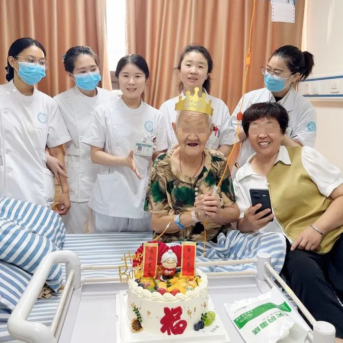 医患温情：病房里的生日烛光，照亮抗癌路的温暖力量