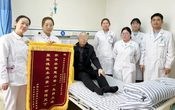 锦旗传谢意，仁心暖誉美&mdash;&mdash;新疆喉癌患者千里赠旗，致敬生命守护者