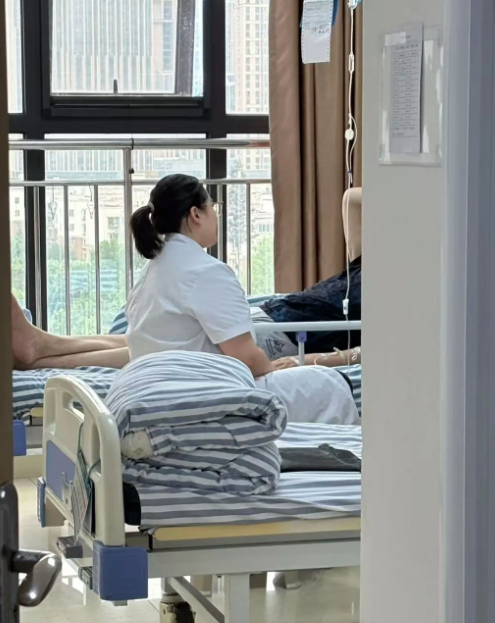 一个五十六岁男人的难言之隐，藏了三年没告诉家人：直到走进那扇门，才有人跟他说"来得正好"